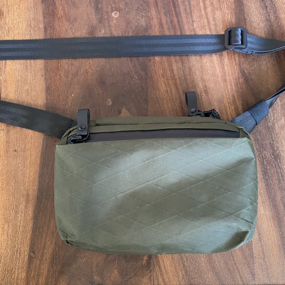 Alpaka Sling Crossbody Travel Bag Green Weatherproof Adjustable Straps